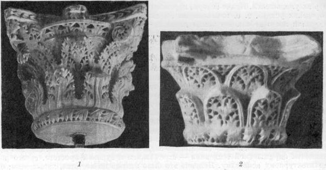 Византийские мраморные капители из Херсонеса: 1 — феодосианская середины V в., 2 — капитель VI в.