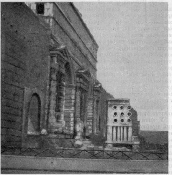 Порта Маджоре в Риме — двойные ворота, над которыми видны каналы, где проходила вода акведуков. Перед воротами небольшой надгробный памятник Еврисака