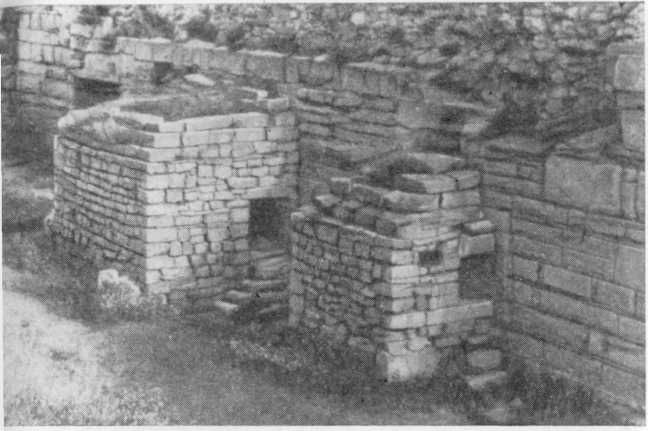 Херсонес. К оборонительной стене примыкают впритык позднее пристроенные склепы