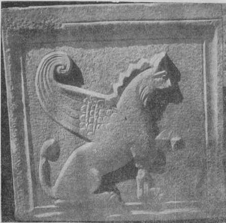 Мраморная плита с изображением грифона (Херсонес II—III века нашей эры). Найдена в раннехристианском храме. 