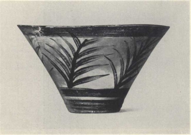 Чашечка с растительной росписью из дворца в Кноссе. 1550—1520 гг. до н. э.