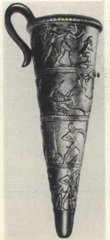 Ритон с рельефными изображениями игр с быками из виллы в Агиа Триаде. 2-я половина XVI в. до н. э.