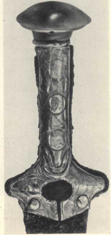 Золотая рукоять меча с изображением горных козлов из гробницы близ Кносса. Середина XV в. до н. э.