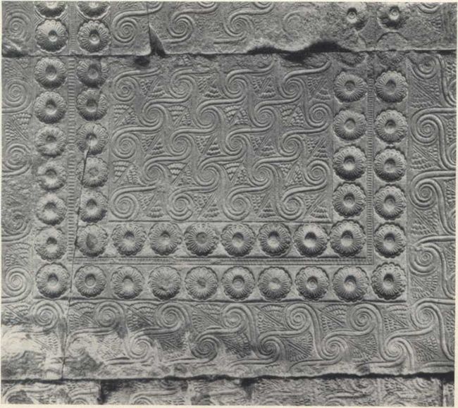 Плита с рельефным орнаментом из толоса в Орхомене. XIII в. до н. э.