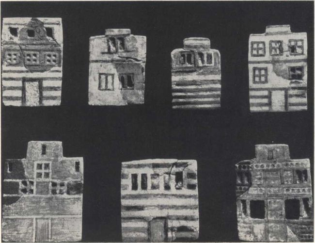 Таблички, изображающие фасады домов, из Старого дворца в Кноссе. 1800—1700 гг. до н. э.