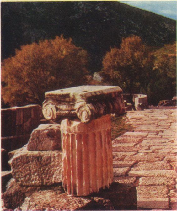 Ионическая капитель на священной дороге Поворот священной дороги к храму Аполлона