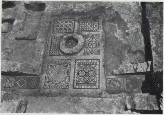 Мозаичный пол у колодца из западного дома гостиницы. II—III вв. н. э.