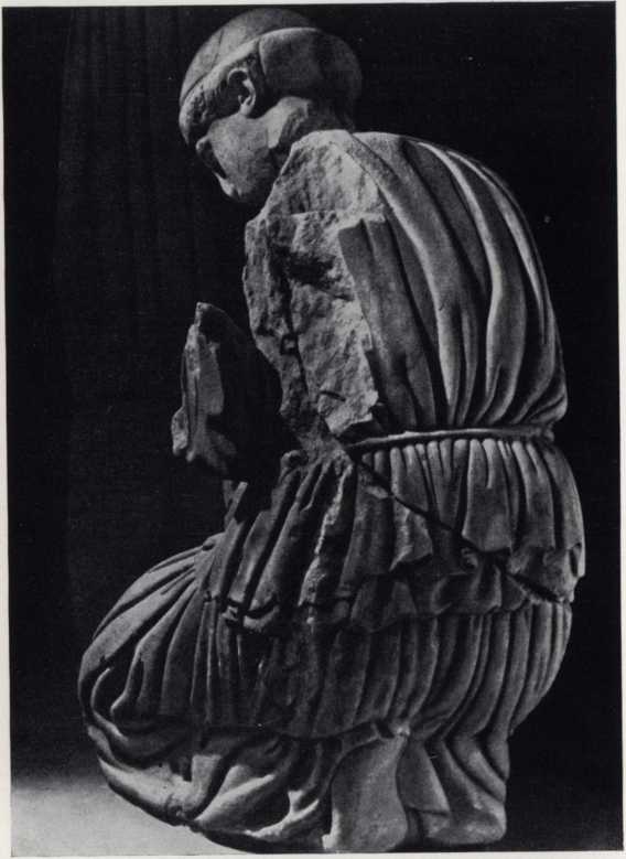 Коленопреклоненная девушка с восточного фронтона храма Зевса. V в. до н. э.
