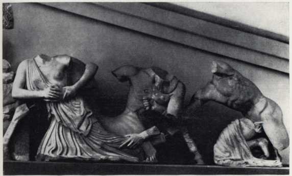 Правая часть западного Фронтона храма Зевса. Борющиеся грек, гречанка и кентавр. V в. до н. э.